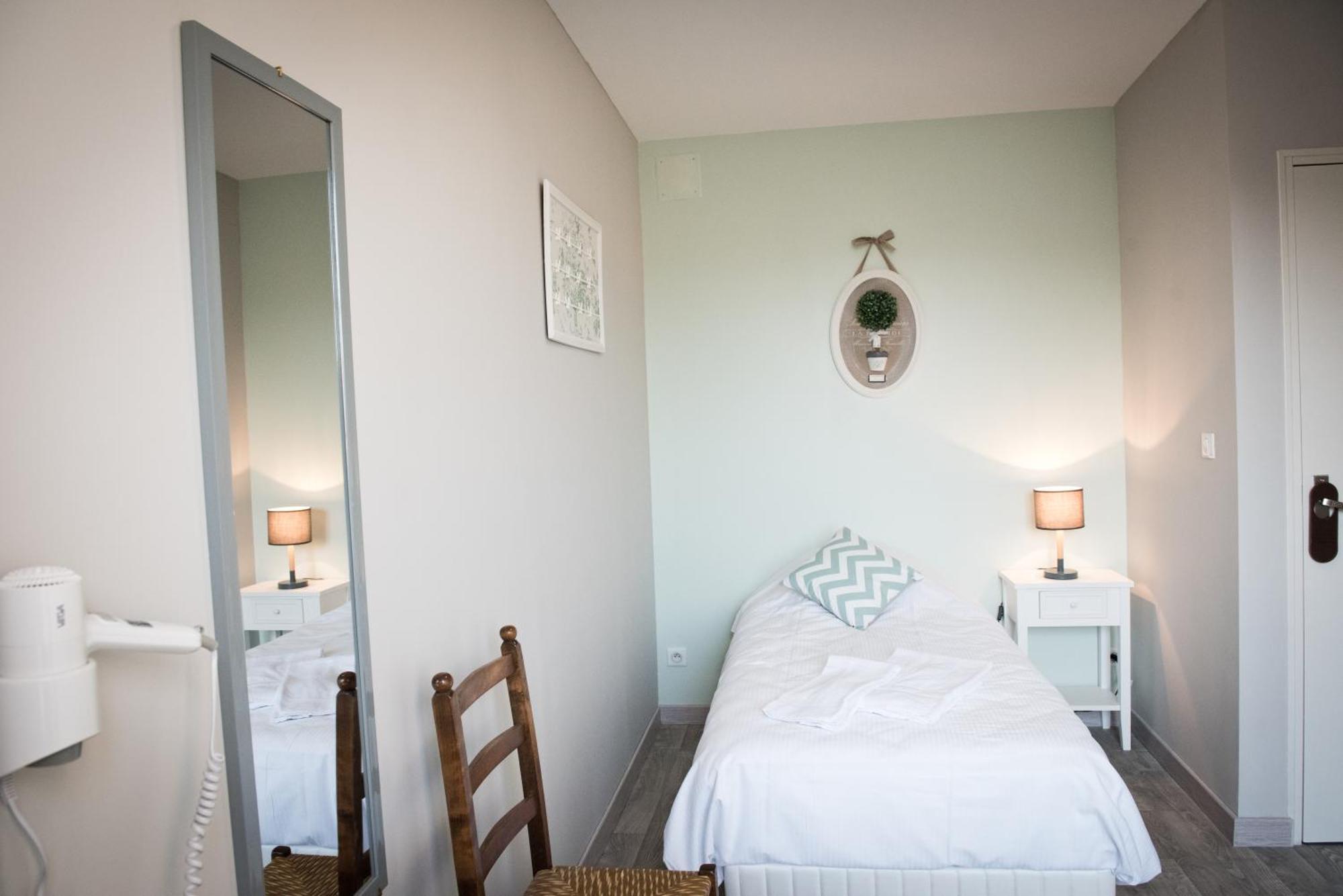 Logis Hotel Restaurant Le Relais Fleuri Vervins Экстерьер фото
