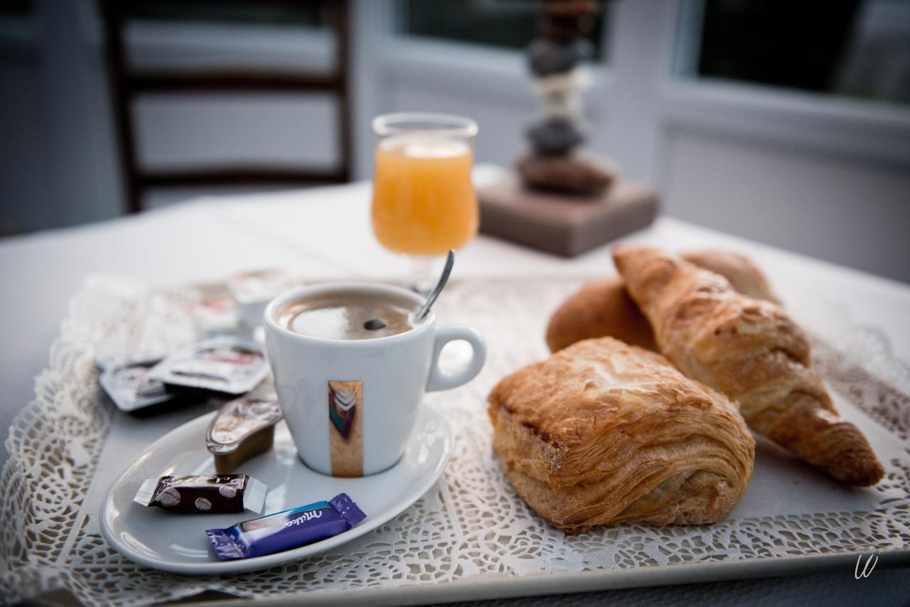 Logis Hotel Restaurant Le Relais Fleuri Vervins Экстерьер фото