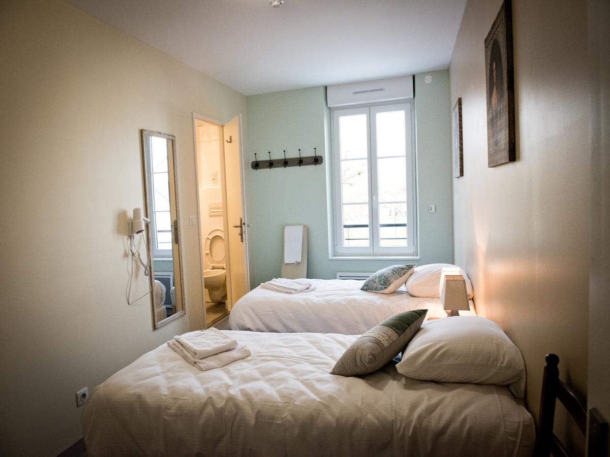 Logis Hotel Restaurant Le Relais Fleuri Vervins Экстерьер фото