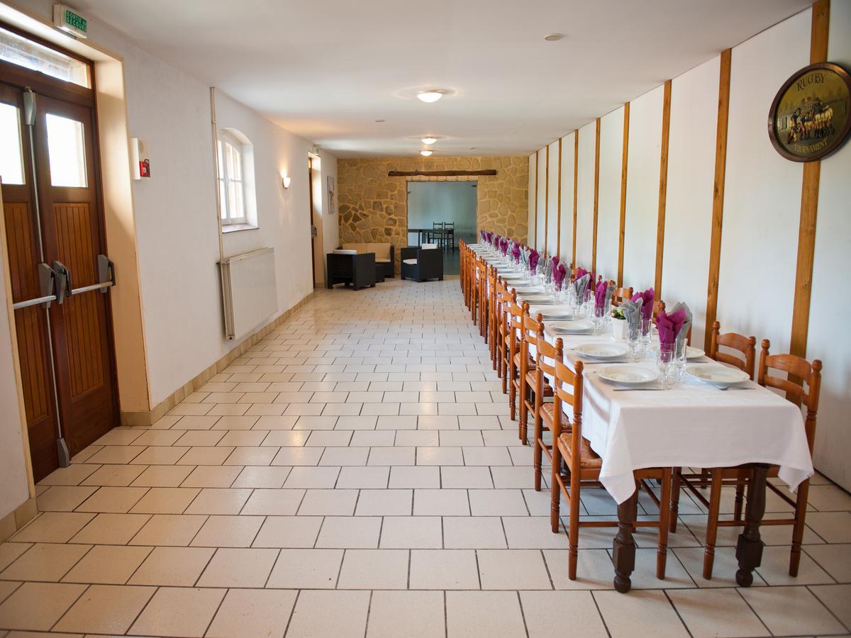 Logis Hotel Restaurant Le Relais Fleuri Vervins Экстерьер фото